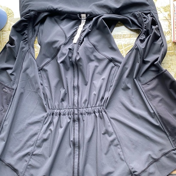 Lululemon on Go the Distance Runners Vest w/ zip-out hood, lightweight, black 8 - Picture 12 of 15